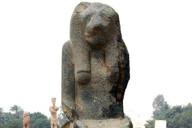 La deesse sekhmet; sculpture de granit noir, vieilles de 3400 ans