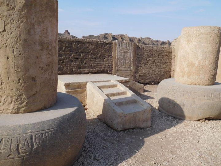 La salle du trone du palais de ramesses iii cote sud de son temple culte medinet habu