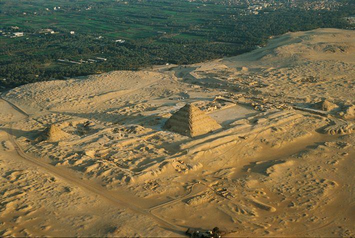 Le complexe funeraire de djeser edifie sous le regne du roi djeser se situe a saqqarah en egypte il a servi de modele pour la plus petite pyramide d edfou