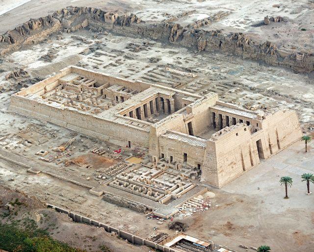 Le temple mortuaire du roi ramesses iii a medinet habu sur la rive ouest du nil en face de thebes louxor des temps modernes