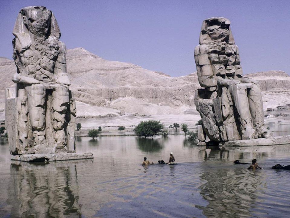 Les colosses de Memnon affectes par l une des dernières inondations du Nil 1960