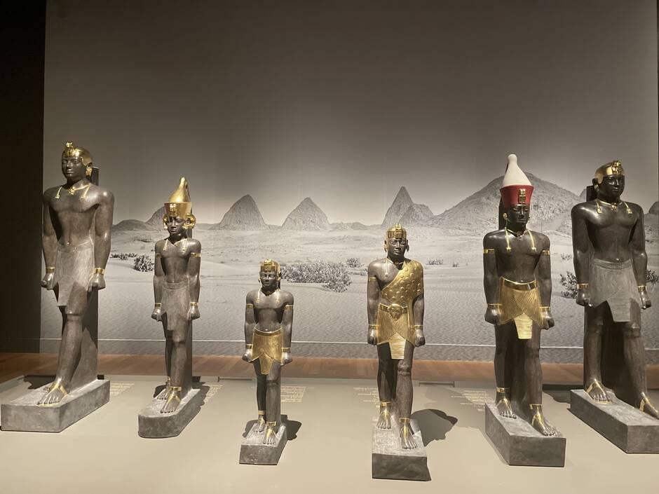 Les copies des sept statues des pharaons du royaume de kouch presentees a l exposition pharaon des deux terres frederique jourdaa
