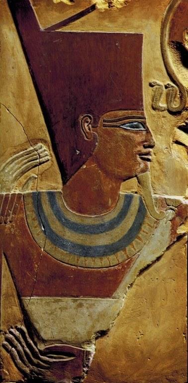 Mentuhotep ii premier roi du moyen empire avec la couronne de basse egypte fragment du mur de son temple a deir el bahari british museum de londres 1