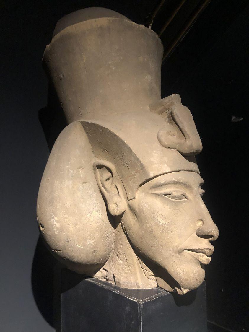 Pharaon akhenaten fou mauvais ou brillant