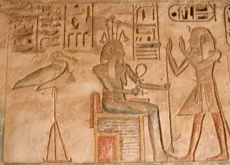Pharaon en adoration devant hapy et l oiseau benou