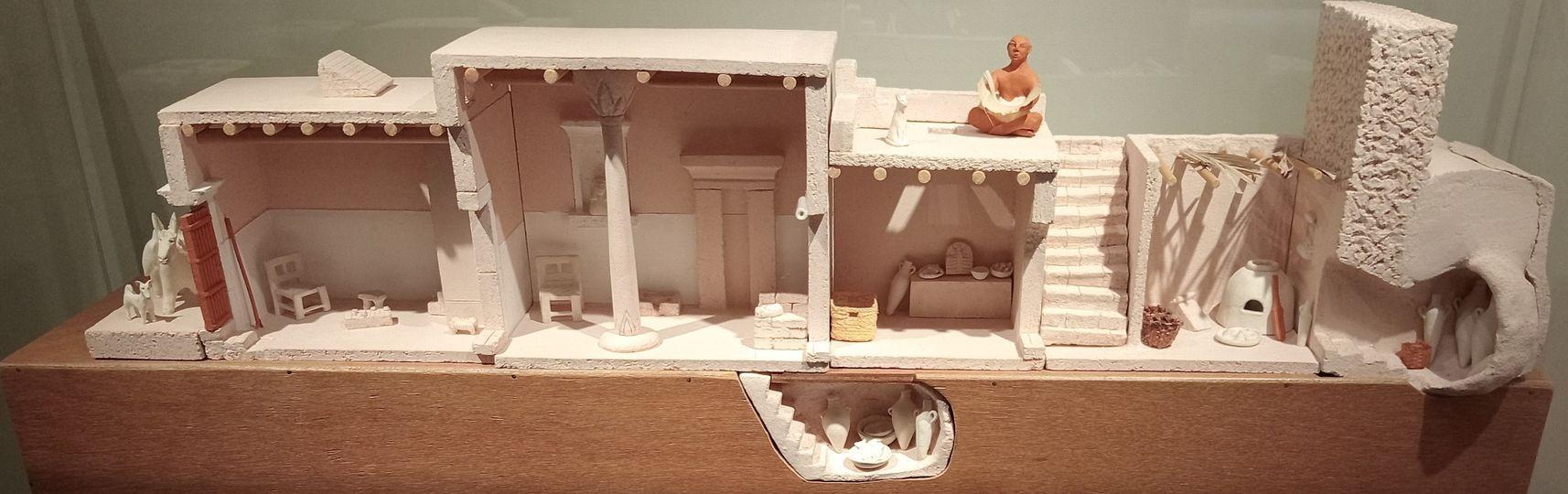 Reconstitution d une maison d artisan de la tombe a deir el medineh au musee d art et d histoire de bruxelles
