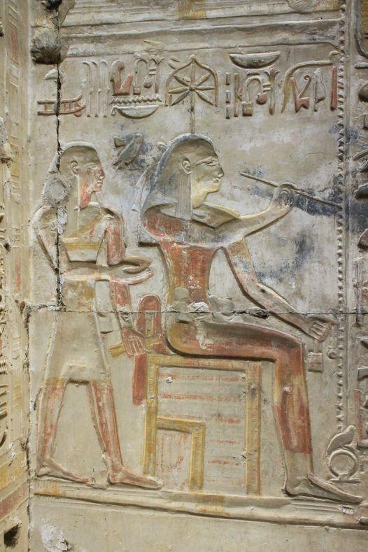 Seshat prend des notes et dieu atum derriere elle scene du temple de seti i dediee a osiris abydos sohag