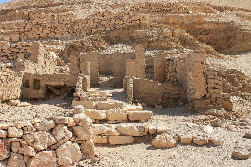 Temple de ramses ii en ruines juste en face du temple d hathor deir el medina le lieu de la verite
