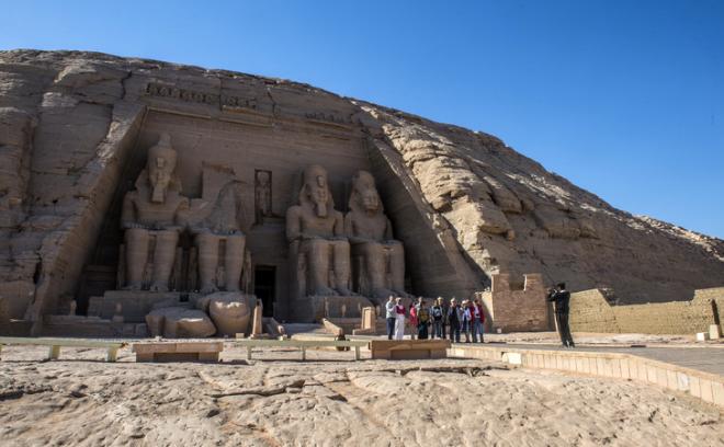 Touristes photo devant temples abou simbel 25 novembre 2017 egypte 0 729 451