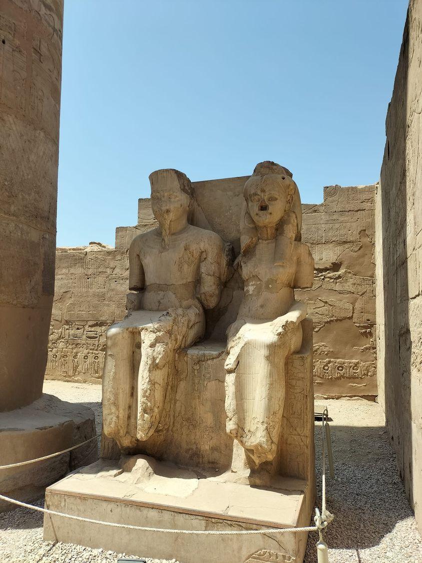 Toutankamon et sa femme et sa s ur anjesenamon representes au temple de louxor