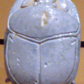 Un medaillon de pierre taillee en forme de scarabee