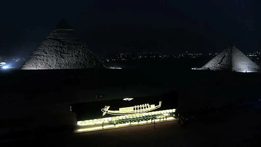 Une photo du ministere egyptien des antiquites montre la barque solaire de kheops en route vers le grand musee egyptien gem devant la necropole de gizeh le 7 aout 2021 egyptian min