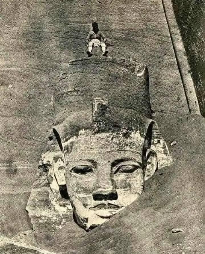 Une photo tres rare d une statue du temple abu simbel quand elle etait recouverte de sable